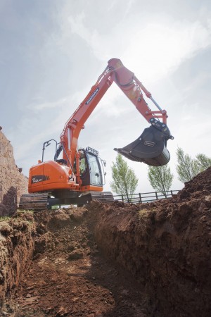 Doosan-Excavator-DX140LCR-3-Bucket-Construction-Wall-IMG_0067_130614