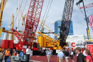 New-MLC-crawler-cranes-at-CONEXPO-thumb