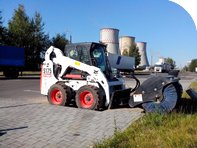 S175 with Angle Broom.jpg_Bobcat Website - JPG - Rounded Corner - Large Top Right