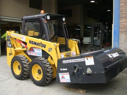 Minicargadora-con-barredora-AH