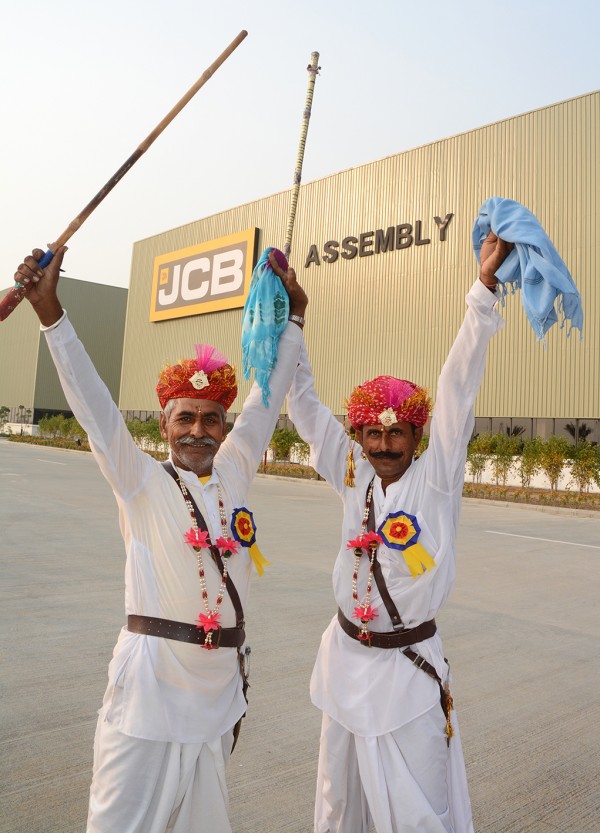 Bailarines indios tradicionales reciben a los invitados al acto de inauguración de las fábricas de JCB en Jaipur
