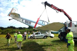 Fassi-grue-F90A-used-to-recover-a-light-airplane
