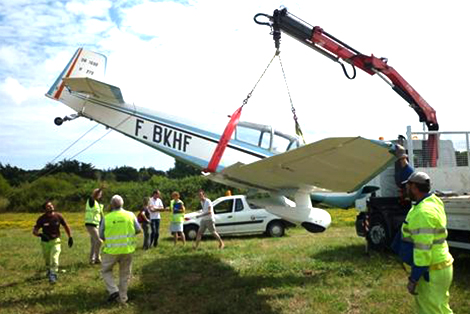 Fassi-grue-F90A-used-to-recover-a-light-airplane