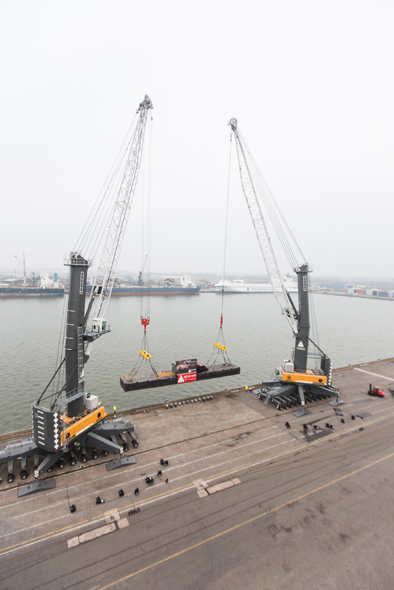 liebherr-lhm-600-mobile-harbour-cranes-heavy-duty-tandem-lift-katoen-natie-belgium-72dpi