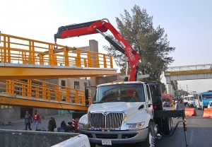 Gruas-Fassi-por-la-colocacion-de-un-puente-sobre-la-Autopista-Mexico-Puebla