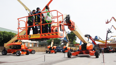 asistentes subiendo a 1850SJ JLF 58m