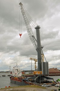 liebherr-delivers-first-lhm-800-rostock-germany-72dpi