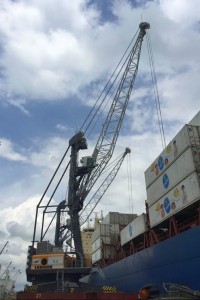 liebherr-lhm-420-container-handling-manabique-guatemala-72dpi