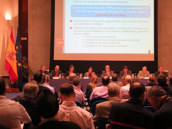 20151204_1223dia_del_fuego-_mesa_ponentes_y_publico