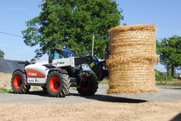 Bobcat-Telescopic-Handler-TL470HF-Bale-squeeze-tines-DX0_3095_100914_LW