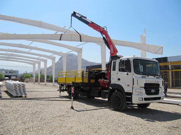A-model-of-success-The-Fassi-F235A.0-e-active-truck-crane