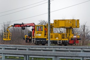 Gru-Fassi-su-carro-ferroviario-alta-velocita-MI-VE