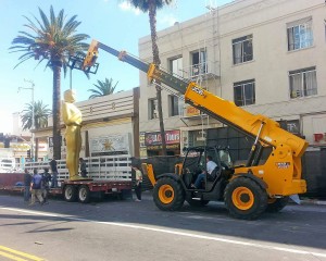 A JCB Loadall lifts a giant Oscar into place