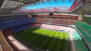 Fassi-Gru-a-bordo-campo-durante-le-semifinali-di-calcio-di-Coppa-Italia
