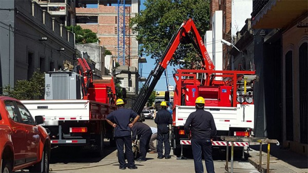 Fassi-distributor-Uruguay-delivered-2-Fassi-cranes-to-the-company-UTE
