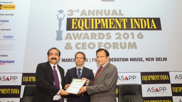 sunil-sapru-left-receives-the-award-911x512