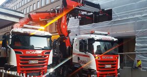 noticias_maquinaria_Fassi-F2150RA-knuckle-boom-cranes-involved-in-a-delicate-combined-operation