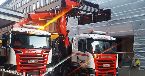 noticias_maquinaria_Fassi-F2150RA-knuckle-boom-cranes-involved-in-a-delicate-combined-operation