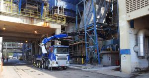 noticias-maquinaria-La-grua-F1950RAL-instalada-en-un-Scania-G440-8x4-ya-esta-totalmente-operativa