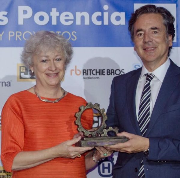 noticias-maquinaria-jcb-entrega-premio