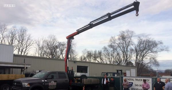 NOTICIAS-MAQUINARIA-Fascan-sales-manager-gives-a-demonstration-of-F80A-0