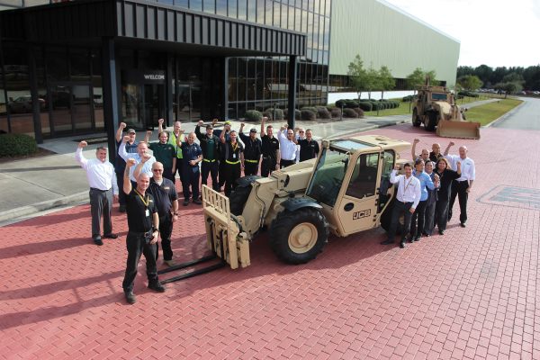 noticias-maquinaria-Employees at JCB's North American HQ celebrate news of the $142 million U.S. Army order