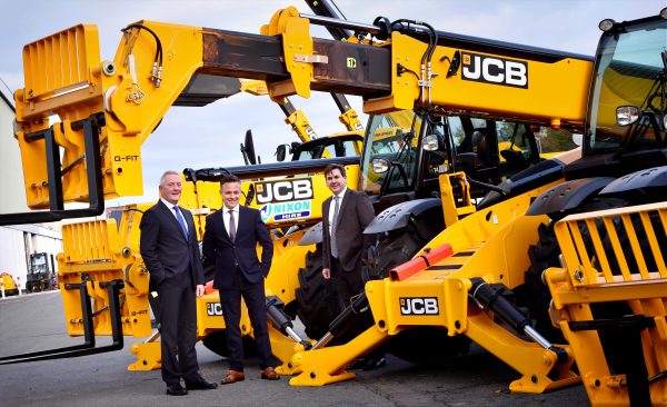 NOTICIAS-MAQUINARIA-JCB-De izqda. a dcha. Paul Coates de Scot JCB, Graham Nixon y Dan Thompstone