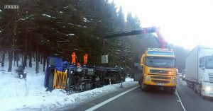 notcias-maquinaria-A-Fassi-loader-crane-to-the-rescue-in-Mohelnice
