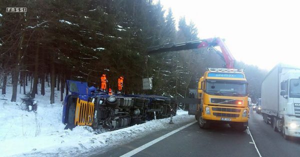 notcias-maquinaria-A-Fassi-loader-crane-to-the-rescue-in-Mohelnice