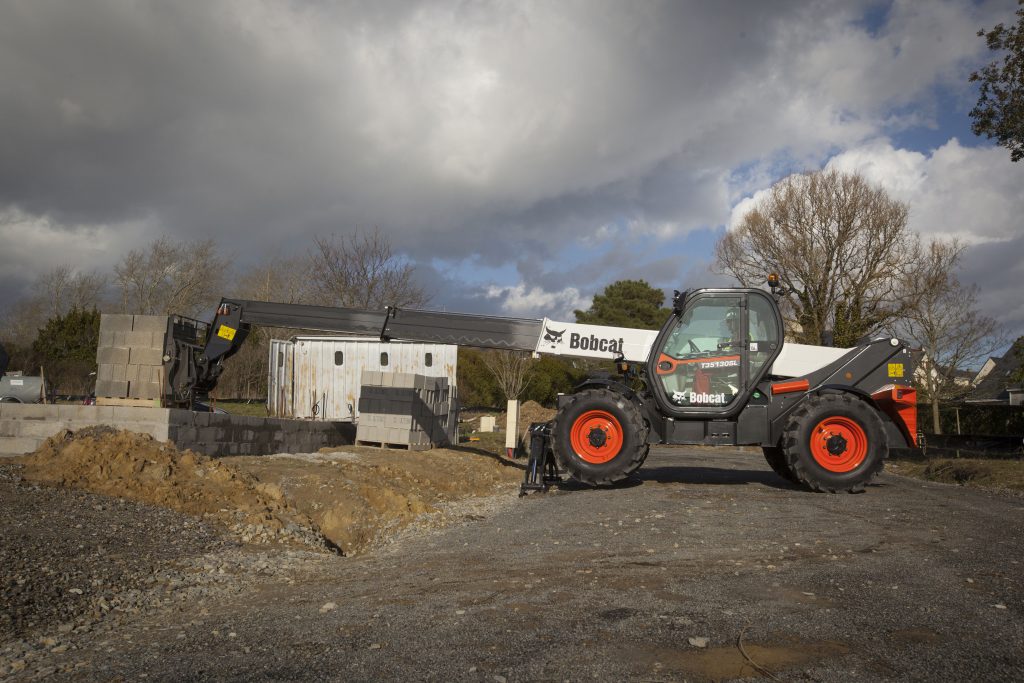 noticias-maquinaria-Large-Bobcat-Telescopic-Handler-T35130SL-Pallet-Fork-IMG_5688_150612