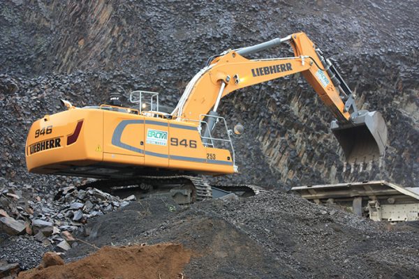 noticias-maquinaria-liebherr-crawler-excavator-r-946-basaltes-ardeche-2-72dpi