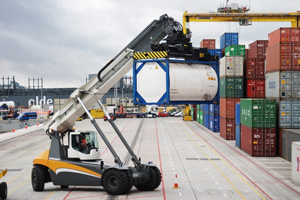 noticias-maquinaria-liebherr-lrs-545-reachstacker-