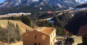 noticias-maquinaria-Fassi-knuckle-boom-crane-helps-to-build-a-mountain-lodge-in-Austria