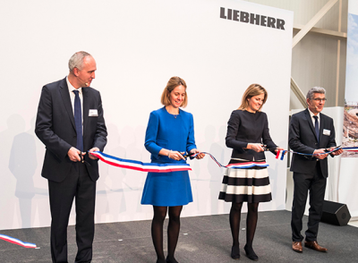 Jan Liebherr, Stéfanie Wohlfarth y Patricia Rüf cortaron la cinta con el gerente de la sucursal, Charles Ivakno.