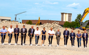 noticias-maquinaria-Los gerentes y jefes de proyecto de Liebherr-Hydraulikbagger GmbH