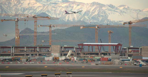 noticias-maquinaria-Liebherr-gruas-torre-santiago