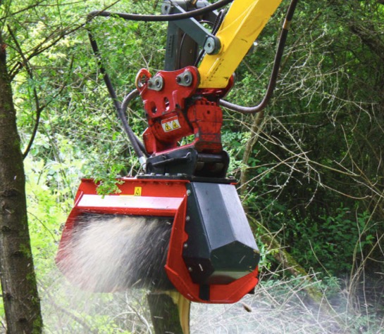 noticias-maquinaria- Cat® 309 con trituradora M450