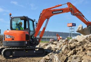 noticias-maquinaria-doosan-miniexcavadora-dx62r