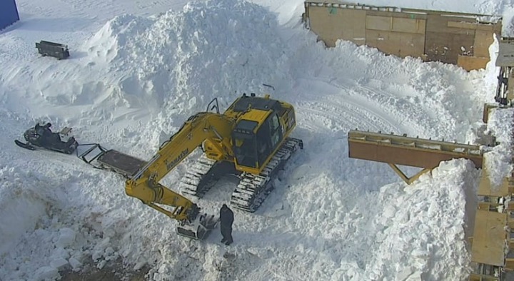 noticias-maquinaria- excavadora híbrida Komatsu HB215LC-1