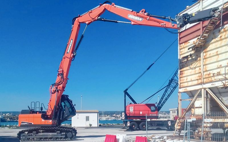 noticias-maquinaria-Doosan-excavadora de demolición DX235DM