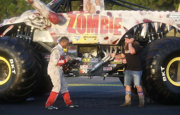 noticias-maquianria-BKT-Diesel Brothers_ Monster Jam® Breaking World Records