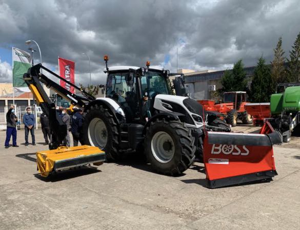 noticias maquinaria tractor Valtra N134A con brazo desbrozador