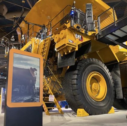 El camión autónomo Cat® 794 AC con Cat® MineStar ™ Command en MINExpo