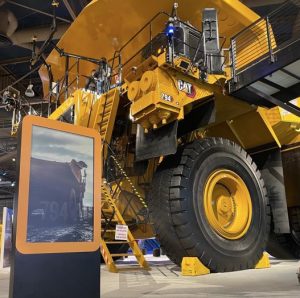 noticias maquinaria camión autónomo Cat® 794 AC con Cat® MineStar ™ Command en MINExpo