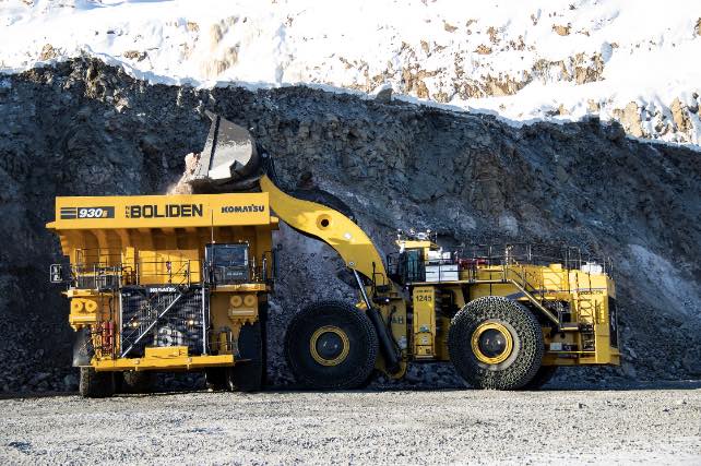 noticias maquinaria Komatsu FrontRunner en 11 camiones de transporte