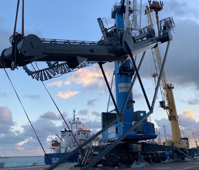 noticias maquinaria Liebherr grúas móviles portuarias en España
