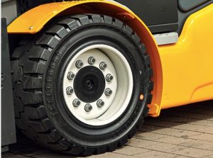 noticias maquinaria Trelleborg neumático M2 para carretillas