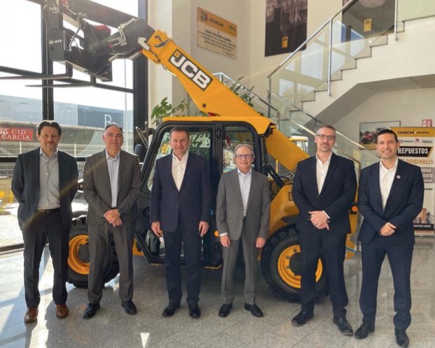 noticias maquinaria Geancar recibe la visita del director mundial de JCB