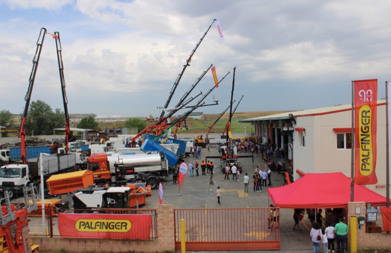 noticias maquinaria Customer Day de Hitravi Palfinger