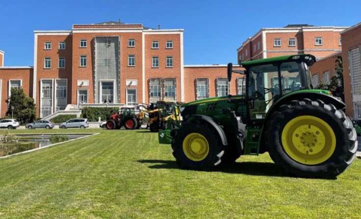 noticias maquinaria Exhibición de maquinaria agrícola en la ETSIAAB